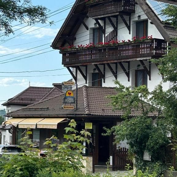 Exteriorul pensiunii Trattoria Al Gallo și terasa