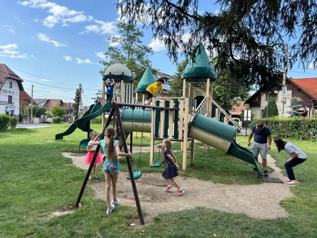 Parcul de copii din fața restaurantului Trattoria Al Gallo